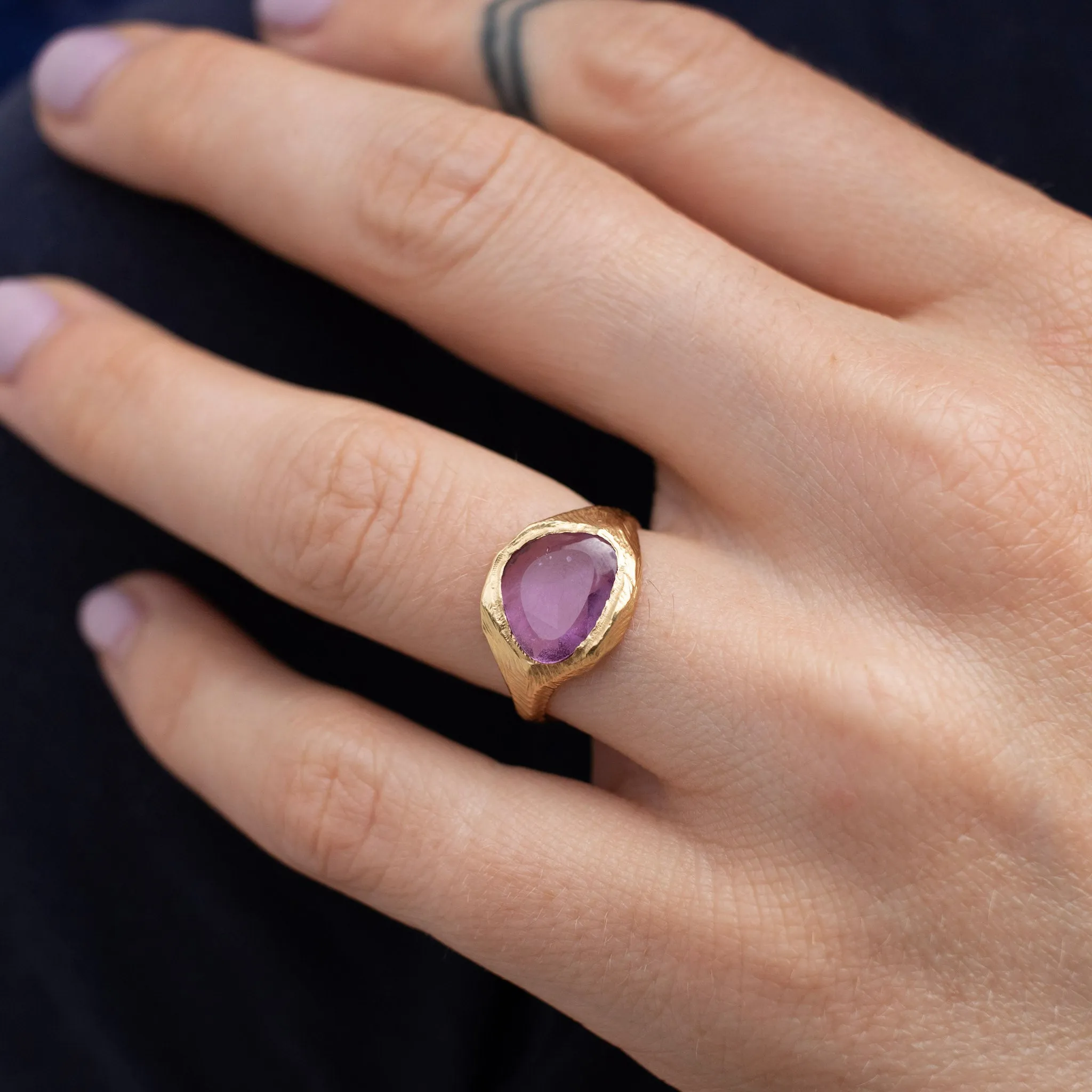 18K Signet Ring in Purple Sapphire